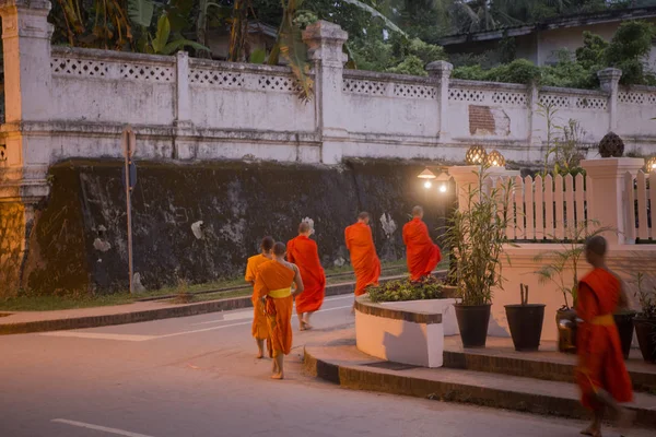 Munkar i staden av Luang Prabang — Stockfoto