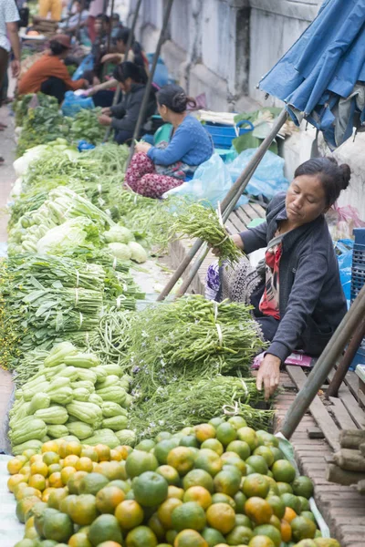 Trh s potravinami v městě Luang Prabang — Stock fotografie