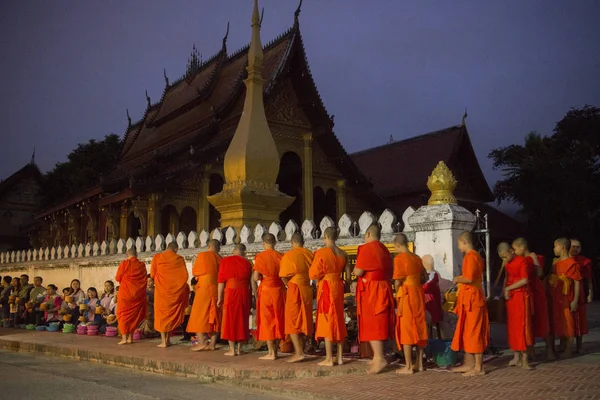 Mniši ve městě Luang Prabang — Stock fotografie