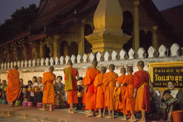 僧侣在琅勃拉邦城镇 — 图库照片