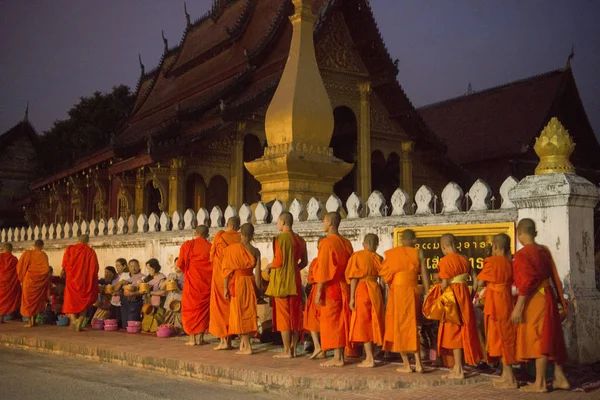 Munkar i staden av Luang Prabang — Stockfoto