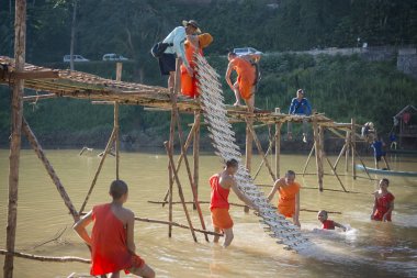Nam Han Nehri bambu köprü inşaatı