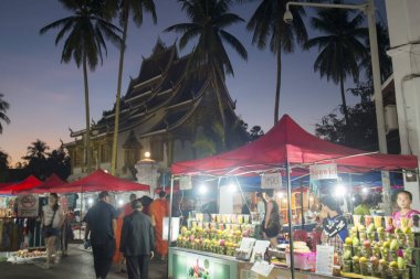 Wat Ho Pha Bang Kral Sarayı'nın önünde nightmarket
