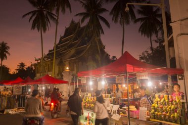 Wat Ho Pha Bang Kral Sarayı'nın önünde nightmarket