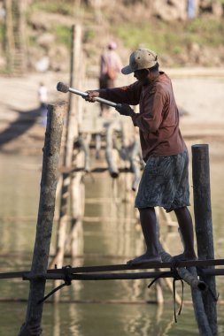 Nam Han Nehri bambu köprü inşaatı
