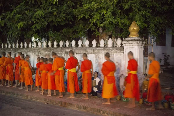 Munkar i staden av Luang Prabang — Stockfoto