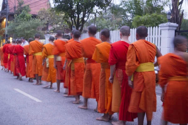 Monaci nella città di Luang Prabang — Foto Stock