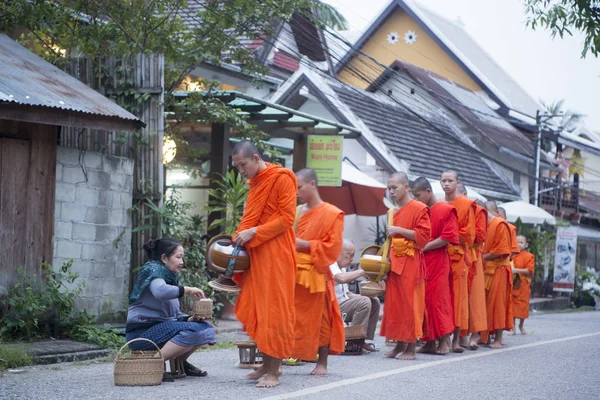 Munkar i staden av Luang Prabang — Stockfoto