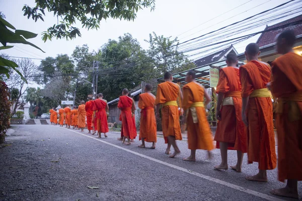 Монахи в городе Луангпрабанг — стоковое фото