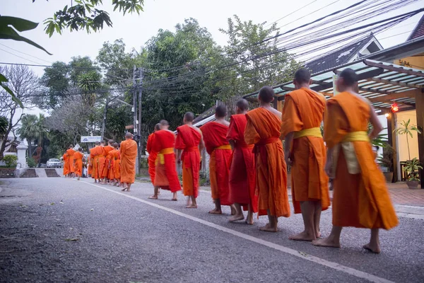Munkar i staden av Luang Prabang — Stockfoto