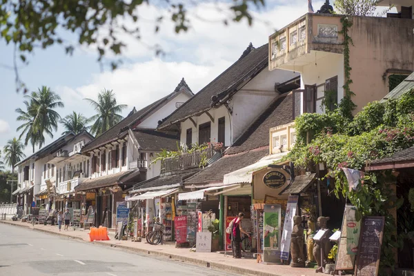 Estrada Sisavangvong na cidade de Luang Prabang — Fotografia de Stock