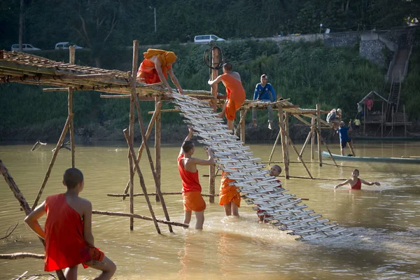 La construcción del puente de bambú sobre el río Nam Khan —  Fotos de Stock