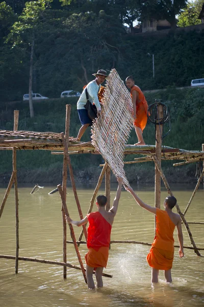 La construcción del puente de bambú sobre el río Nam Khan —  Fotos de Stock