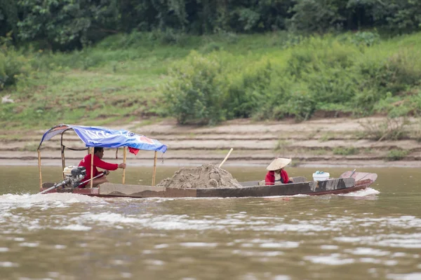 People earning sand at the Mekong River — Stock Photo, Image