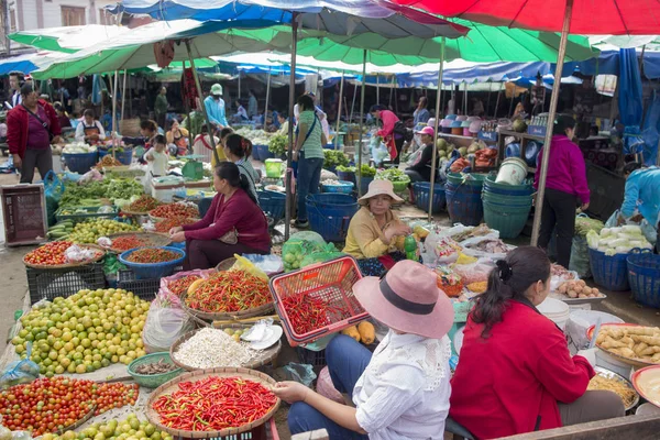 Mercado de alimentos en la ciudad de Luang Prabang — Foto de Stock