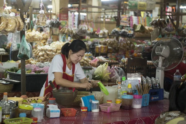 Mercado de alimentos na cidade de Luang Prabang — Fotografia de Stock