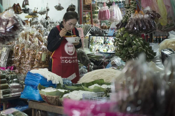 Voedselmarkt in de stad van Luang Prabang — Stockfoto