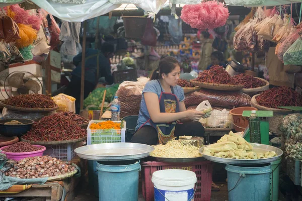 Mercado de alimentos en la ciudad de Luang Prabang — Foto de Stock