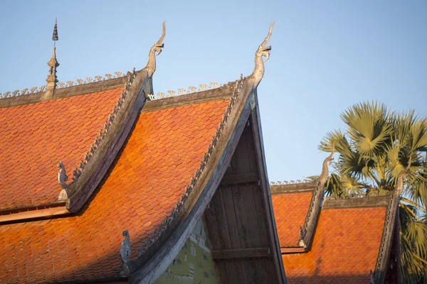 Telhados do templo na cidade de Luang Prabang — Fotografia de Stock