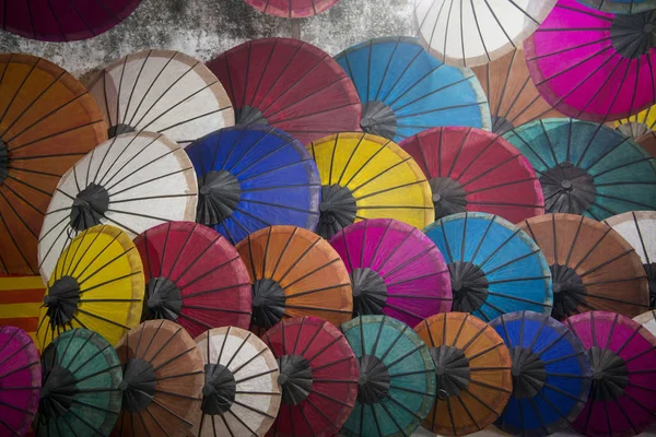 Азиатские зонтики на ночном рынке — стоковое фото