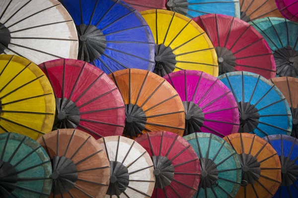 Sombrillas asiáticas en el mercado nocturno — Foto de Stock