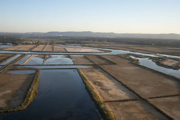 Le paysage avec des salinas près de la ville de Faro — Photo