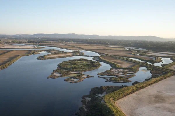 Le paysage avec des salinas près de la ville de Faro — Photo