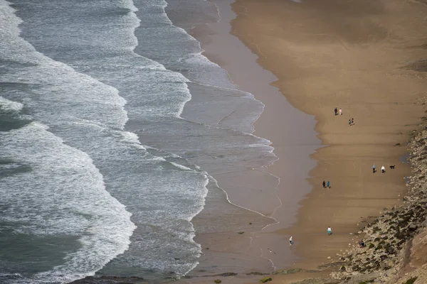 Une mer de l'océan Atlantique sur la côte portugaise — Photo