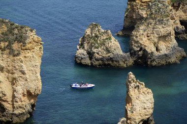 Ponta da Piedade Portekiz kayalar bir manzaraya