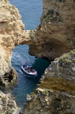 Ponta da Piedade Portekiz kayalar bir manzaraya