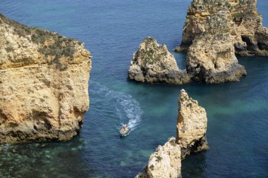 Ponta da Piedade Portekiz kayalar bir manzaraya