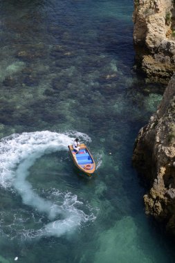 Ponta da Piedade Portekiz kayalar bir manzaraya