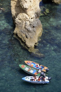 Ponta da Piedade Portekiz kayalar bir manzaraya