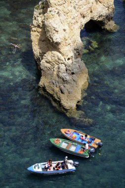 Ponta da Piedade Portekiz kayalar bir manzaraya