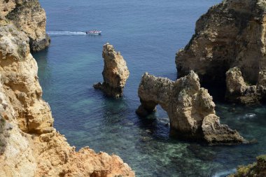 Ponta da Piedade Portekiz kayalar bir manzaraya