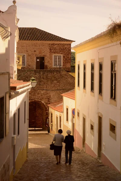 Un callejón en el casco antiguo de Silves en Portugal — Foto de Stock