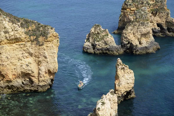 Ponta da Piedade Portekiz kayalar bir manzaraya