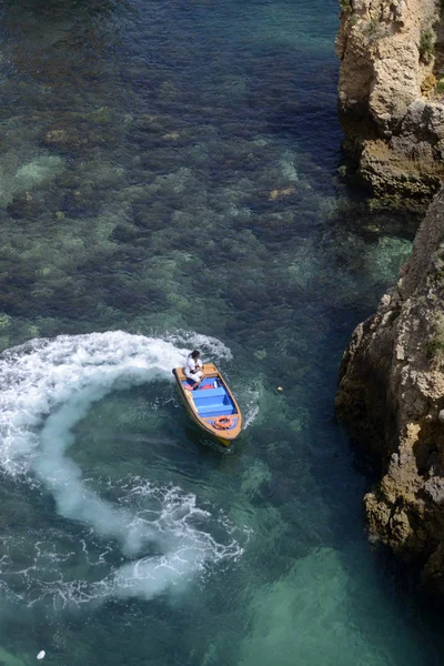 Ponta da Piedade Portekiz kayalar bir manzaraya