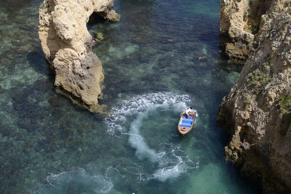 Ponta da Piedade Portekiz kayalar bir manzaraya