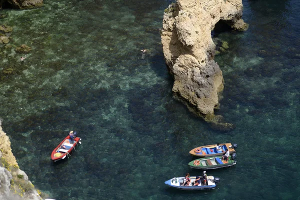 Ponta da Piedade Portekiz kayalar bir manzaraya