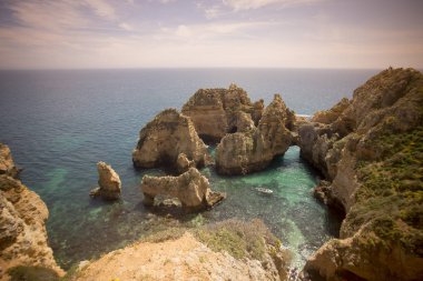 Ponta da Piedade Portekiz kayalar bir manzaraya
