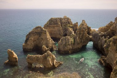 Ponta da Piedade Portekiz kayalar bir manzaraya