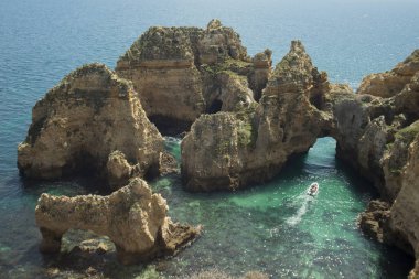 Ponta da Piedade Portekiz kayalar bir manzaraya