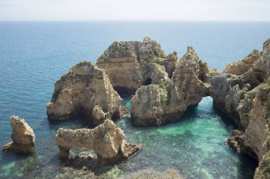 Ponta da Piedade Portekiz kayalar bir manzaraya