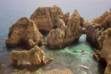 Ponta da Piedade Portekiz kayalar bir manzaraya