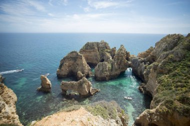 Ponta da Piedade Portekiz kayalar bir manzaraya