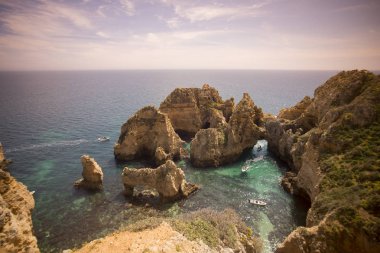 Ponta da Piedade Portekiz kayalar bir manzaraya