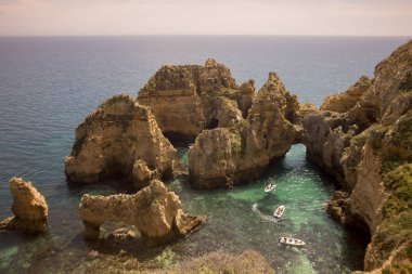 Ponta da Piedade Portekiz kayalar bir manzaraya