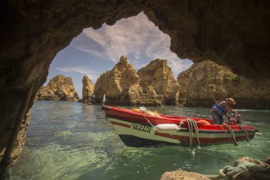 Ponta da Piedade Portekiz kayalar bir manzaraya