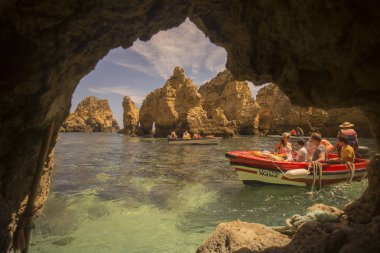 Ponta da Piedade Portekiz kayalar bir manzaraya